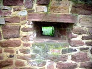 Kirchhofmauer im Südwesten-Schießscharte in Brusthöhe (Büchsnscharte 15 Jhd) sowie Werksteine im Mauersteinverband im Detail über Kirchhofseite