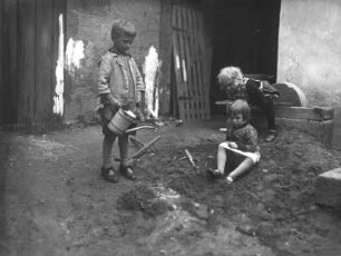 Mit Wasser und Sand spielende Kinder