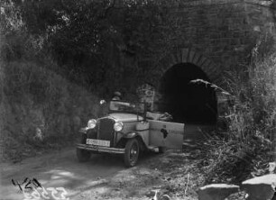 Tunnel bei Waterfall Boven : Ein Auto der Marke Opel bei einem gemauerten Tunnelein- bzw. ausgang.