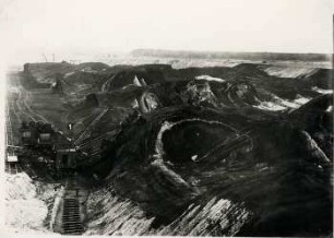 Regiser Kohlenwerke, Tagebau II. Baggerung im Hochschnitt und starke Sattel- und Muldenbildung des Flözes.