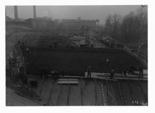 Industrie-Kraftwerk. Baustelle einer Eisenbahnbrücke (Grubenbahn über Straße), links im Hintergrund Kohlehochbunker : Lauta (Niederlausitz). Industrie-Kraftwerk. Baustelle einer Eisenbahnbrücke (Grubenbahn über Straße), links im Hintergrund Kohlehochbunker