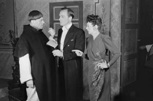 Szenenbilder aus der Komödie "Das verschlossene Haus" von Michael Harward am Schlossparktheater Berlin-Steglitz