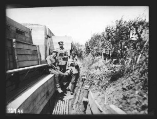 Soldaten in Gefechtsstellung (in Frankreich?) mit Funkgeräten