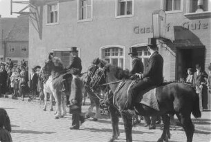 Osterreiter in Wittichenau. Osterritt in der Stadt. : Křižerjo w Kulowje. Procesion přez město.