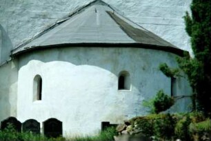 Apsis der Kirche, mittig vermutlich das alte romanische Fenster