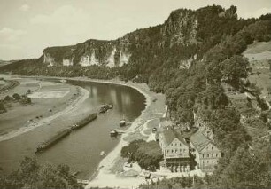 Das Elbtal bei Rathen mit dem Basteifelsen. Rechts der Mönch, im Vordergrund Rathen mit der ehemaligen Burg Altrathen