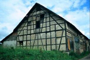 Weg mit großen Fachwerkscheunen