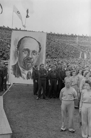 Sportlerparade im Walter-Ulbricht-Stadion : Sportler vor der Ehrentribüne