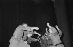 Darbietung der Tanzgruppe des Ensembles der NVA Erich Weinert (EWE) anlässlich des II. Deutschen Turn- und Sportfestes