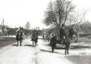 Osterreiter in einem Lausitzer Dorf, wohl Zeißholz