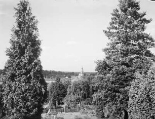 Döbeln, Stadt : Döbeln. Blick über einen Friedhof zur Stadtkirche St.-Nicolai