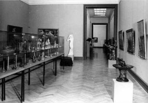 Blick in die Ausstellung "Stilkunst um 1900 in Deutschland" vom 30. Juni 1972 - Dez. 1972 in der Nationalgalerie