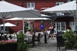 Örebro - Freilichtecafè in einem Holzhaus : Straßenszene, aufgenommen im Zentrum von Örebro am 25. Juli 2012