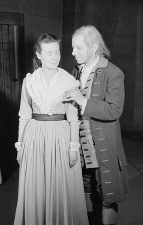 Szenenbilder aus dem Trauerspiel "Miss Sara Sampson" von Gotthold Ephraim Lessing im Theater am Schiffbauerdamm Berlin : Szene mit Thea Kämer als Sara Sampson