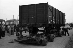 Freiburg: Güterbahnhof; Güterwagen wird auf Straßenroller gezogen