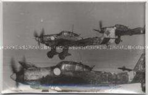 Drei Kampfflugzeuge der deutschen Luftwaffe Junkers "Stuka" fliegen einen Angriff