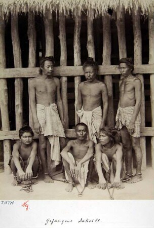 "Gefangene Dacoits." (OT)