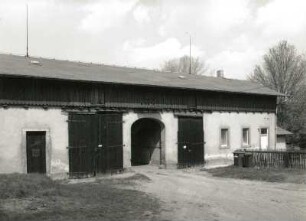 Ottendorf-Okrilla, Förstereistraße 2b. Gehöft. Scheune