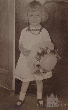 Kleines Mädchen im Sommerkleid mit Strohhut