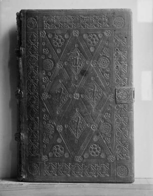 Buchdeckel mit Metallschließe