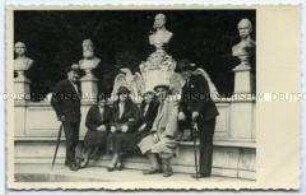 Gruppe auf einer mit Büsten von Bismarck, Friedrich III. und Wilhelm I. geschmückten Marmorbank