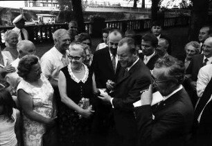 22. Tagung 1972 Mediziner; Große Gruppen mit Willy Brandt: Willy Brandt gibt Autogramme