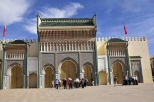 Fes - Palais Royal : Die Schmuckfassade des Königspalastes mit sieben Eingangstoren wurde 1971 errichtet. Aufgenommen in Fes am 29. Oktober 2010