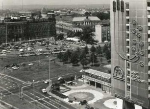 Dresden-Altstadt, Pirnaischer Platz. Blick aus dem Wohnhochhaus, Grunaer Straße 2, auf Giebelwand Nr. 5 über die St.-Petersburger-Straße nach Nordwesten gegen Polizeipräsidium und Albertinum