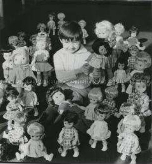 Mädchen mit Sortiment von Puppen des VEB Puppenfabrik "biggi" Waltershausen