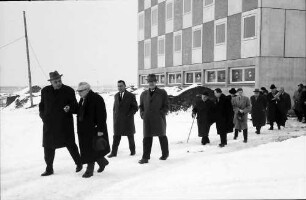 Freiburg: Studentensiedlung, stehende Gruppe im Schnee vor dem Hochhaus