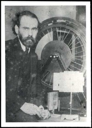 [Max Wertheimer in front of a tachistoscope in Friedrich Schumann's laboratory in Frankfurt]
