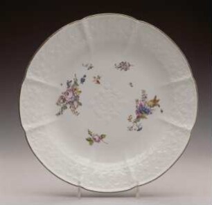 Schüssel mit Blumendekor und Relief aus Blütenzweigen