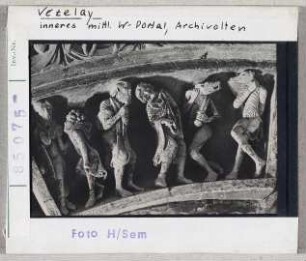 Vézelay, Basilika Sainte Madeleine: mittleres Westportal innen, Archivolten, hundsköpfige Völker