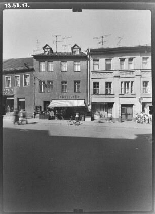 Torgau, Salvador-Allende-Straße (Bäckerstraße) 16/18. Wohnhäuser mit Läden. Straßenfront
