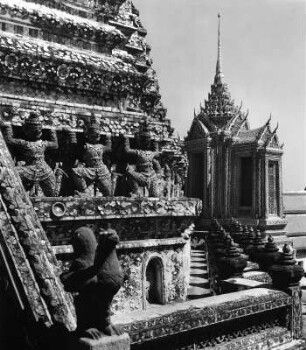 Reisefotos Thailand. Bangkok-Yai. Tempel der Morgenröte (Wat Arun). 1351/1767. Kleiner Prang. Teilansicht mit Dämonen (Yakshas) als Karyatiden