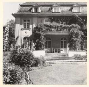 Garten Dr. Voss: Wohnhaus Terrasse und Treppe zum Garten, Möbel