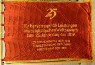 Ehrenbanner des ZK der SED, des Bundesvorstandes des FDGB und des Ministerrates der DDR, Wettbewerb zum 25. Jahrestag der DDR, mit zweiteiliger Stange und Fahnenspitze