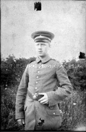 Soldat auf einer Wiese, 1. Weltkrieg