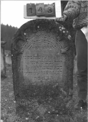 Grabstein 143 (Index: 100008989) Zustand: Rückseite zum Teil abgebröckelt Maße HxBxT: 99x57x11 cm Besonderheit: Kindergrab: Grabstein 143