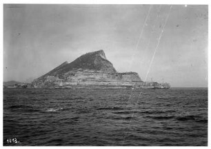 Gibraltar. Küste mit Upper Rock, Leuchtturm und Verteidigungsanlage. Blick von einem Hochseepassagierdampfer (?)