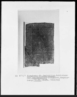 Fragment von einem Halbseidenstoff mit Fabeltieren