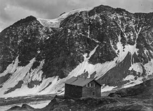 Badener Hütte : Badener Hütte (Alpenvereinshütte) (ca. 2608m) am Frosnitzkee und dahinter liegender Gipfel des Hohen Achsel (ca. 3161m)