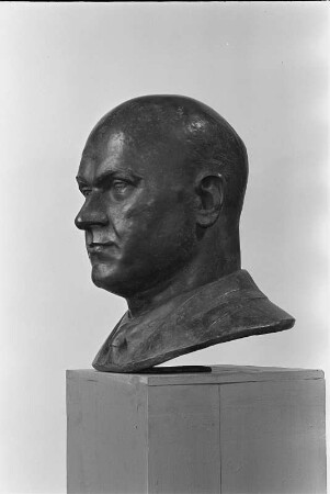 Büste von Ernst Thälmann : Büste von Ernst Thälmann. Bronze (1953; W. Arnold)