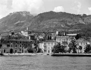 Ort : Blick vom Gardasee auf einen Ort mit Grand Hotel