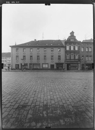 Großenhain, Frauenmarkt 1/3. Wohnhäuser mit Läden. Straßenfront