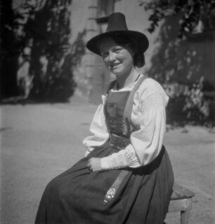 Junge Frau in Kärntner Tracht
