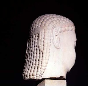 Athen. Archäologisches Nationalmuseum 3372. Kopf des Dipylon-Kuros, Marmor, 610 v. Chr., attisch. Buckellocken