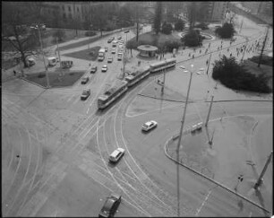 Blick vom Hochhaus (Verwaltungsgebäude der Dresdner Verkehrsbetriebe) über die Kreuzung