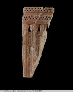 Fragment mit Darstellung einer Tempelfassade