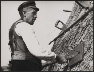 Reetdachdecker bei der Arbeit